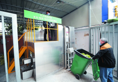 工作人員在鼓樓區鄭和南路農貿市場垃圾處理站處理91免费视频下载垃圾。